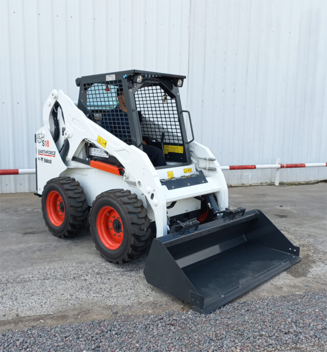Máy xúc trượt Bobcat S18 do Multico Việt Nam phân phối là dòng máy nhỏ gọn, mạnh mẽ với tải trọng làm việc 858 kg, công suất 36.4 kW và hành trình nâng thẳng đứng, phù hợp cho các công việc trong không gian hẹp như công trình xây dựng, nhà xưởng và nông trại.