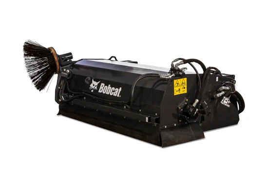 Phụ kiện chổi quét Bobcat giúp thu gom và đổ bụi, dirt, và các mảnh vụn một cách hiệu quả. Với thiết kế đặc biệt, sản phẩm này hoàn thành công việc của nhiều phụ kiện làm sạch khác nhau, đồng thời đảm bảo liên kết tối ưu giữa sợi chổi và bề mặt cần làm sạch.