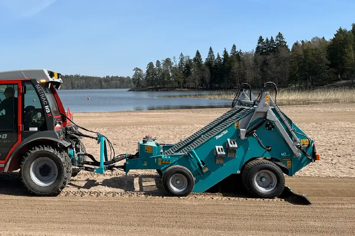 Máy Làm Sạch Bãi Biển Kết Hợp Đầu Kéo BeachTech 1000 Máy Làm Sạch Bãi Biển Kết Hợp Đầu Kéo BeachTech 1000