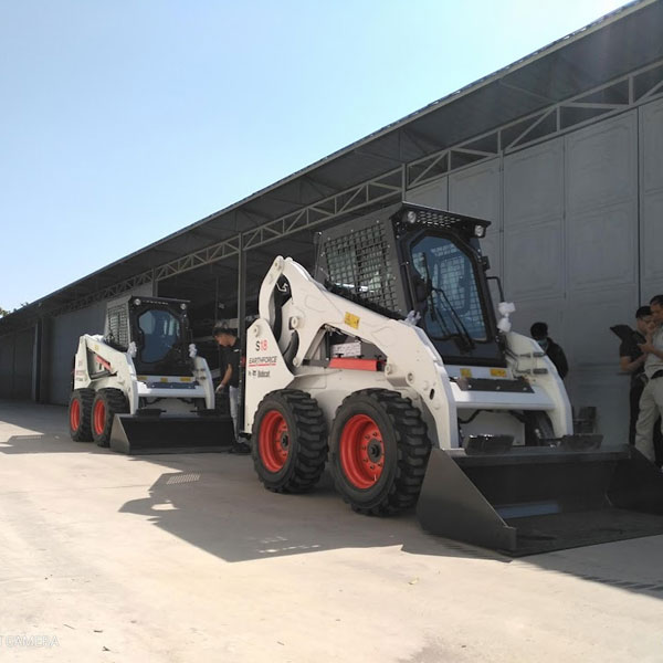 Giá Máy Xúc Bobcat Tại Multico Giải Pháp Hiệu Quả Cho Doanh Nghiệp Máy xúc trượt Bobcat S18 tại showroom Multico Việt Nam, giá bán tham khảo khoảng 850 triệu đồng, phù hợp cho các công trình đô thị và không gian thi công hẹp.