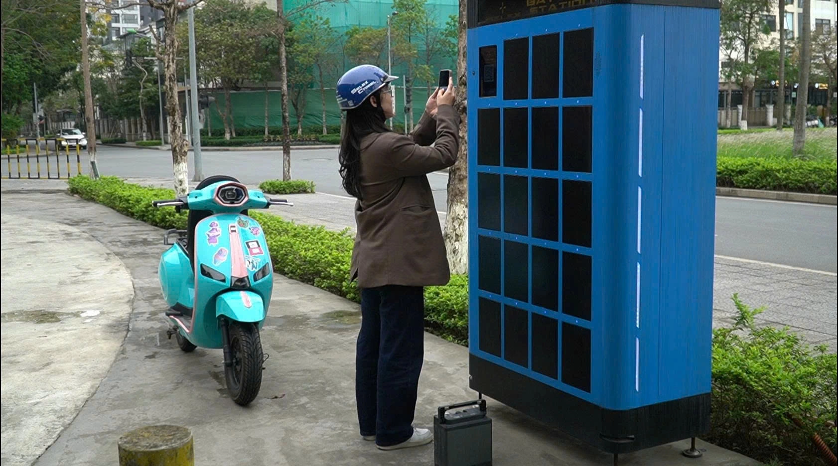 VinFast “bùng nổ” trạm đổi pin xe máy điện: Giải pháp 2 phút, giá 9k/lượt 1 vinfast day nhanh lap dat tram doi pin xe may dien 3