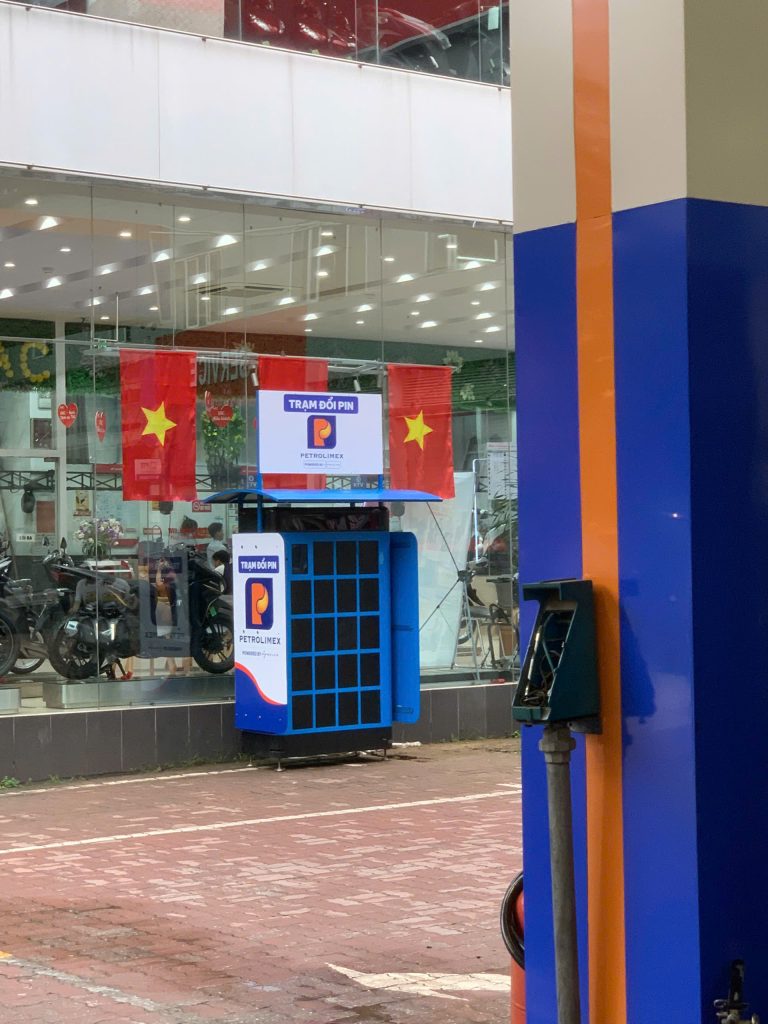 Trạm đổi pin Petrolimex chính thức hoạt động: Thao tác 2 phút, dùng chung cho nhiều hãng xe máy điện 2 tram doi pin 1