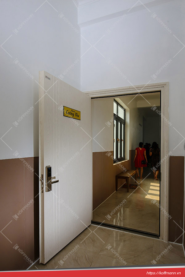 Cửa thép vân gỗ KG-1.08 5 công trình cửa thép vân gỗ 1 cánh KG-1.08