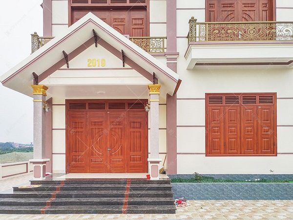 công trình cửa thép vân gỗ KG-42.03.03-3NC đẹp