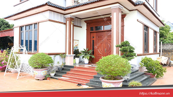 ngôi nhà sử dụng cửa thép vân gỗ Luxury KL-41.01.K-4TK