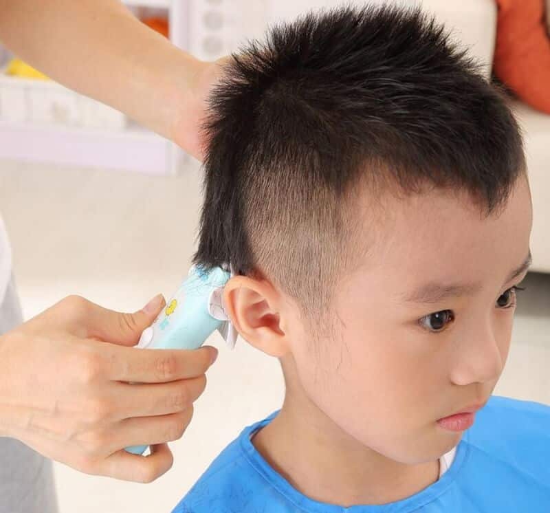 Cách cắt tóc bằng tông đơ cho bé Cách cắt tóc bằng tông đơ cho bé