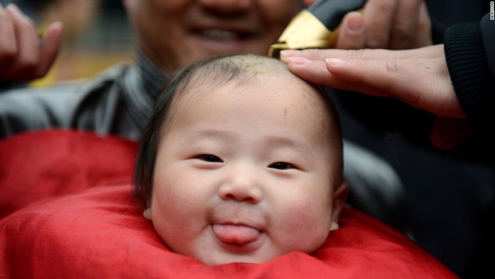 Tông đơ cắt tóc cho bé sơ sinh