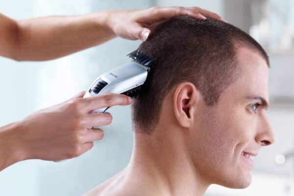 Làm sao để dùng tông đơ hớt tóc có hiệu quả? Việc thực hiện cắt tóc bằng tông đơ có dễ dàng không? 5 - nam gioi can luu y gi khi tu cat toc bang tong do 00a 5798209