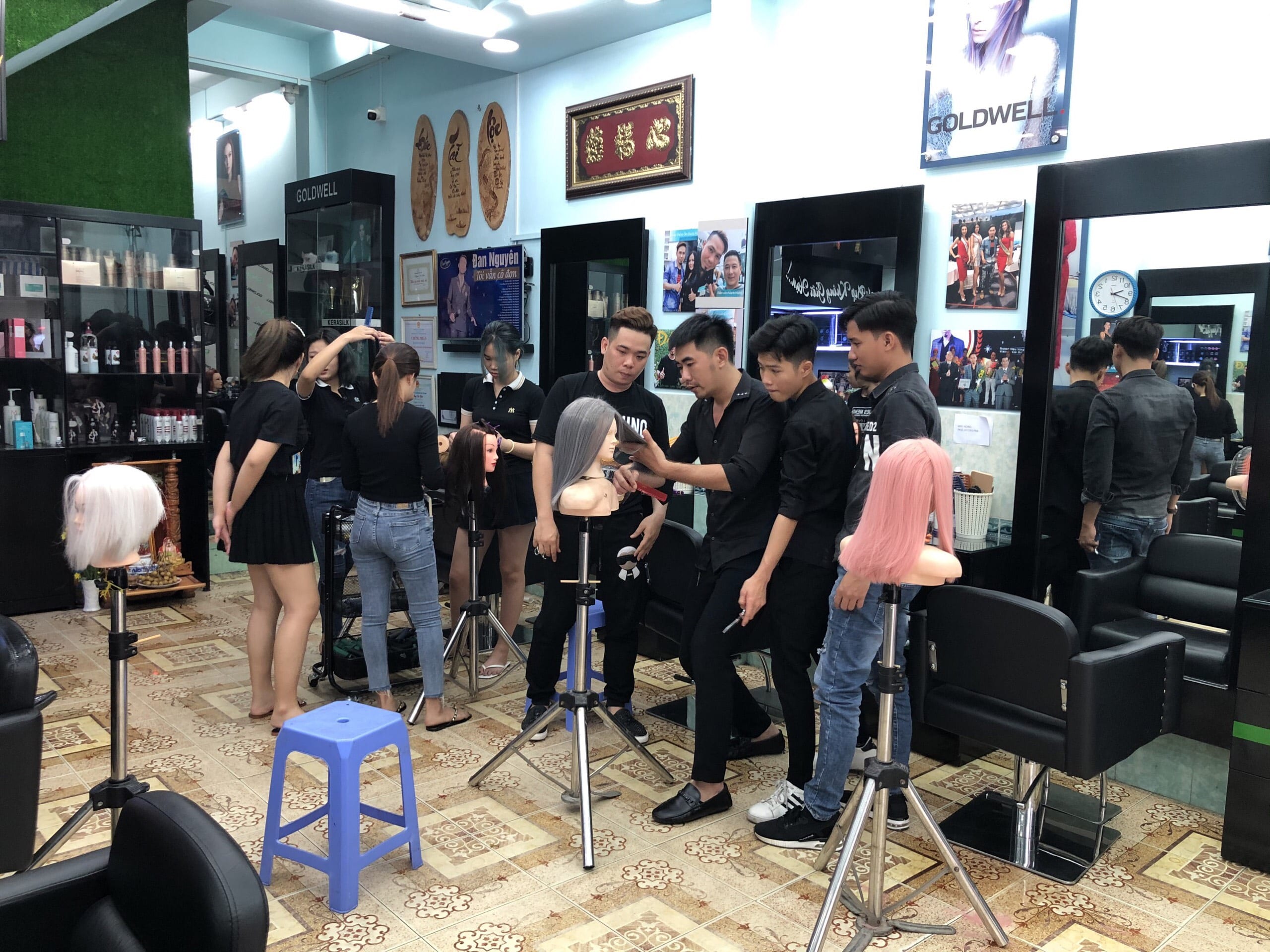Đào tạo nghề chăm sóc tóc nam - Bước đệm cho sự nghiệp thành công 3 Đào tạo nghề chăm sóc tóc nam