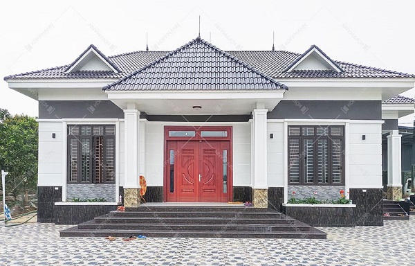 Cửa 4 cánh mặt tiền nên dùng cửa cánh lệch hay đều? 2 cua 4 canh chinh1