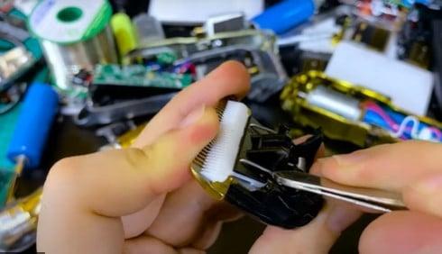 Hướng Dẫn Chỉnh Sát Lưỡi Tông Đơ Pin Siêu Đơn Giản 8 - cach chinh sat luoi tong do