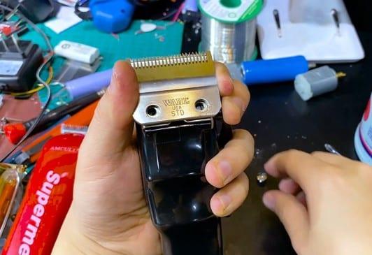 Kỹ Thuật Tháo Lắp Lưỡi Tông Đơ Cắt Tóc: Đảm Bảo An Toàn Cho Dụng Cụ Tóc Của Bạn 23 - cach thao lap luoi tong do