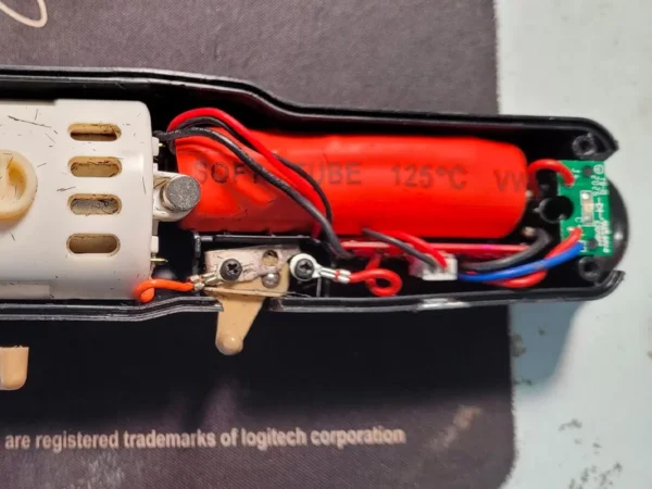 Chăm Sóc Tông Đơ Cũ: 7 Bước Đơn Giản Mà Hiệu Quả 17 - kiem tra pin tong do