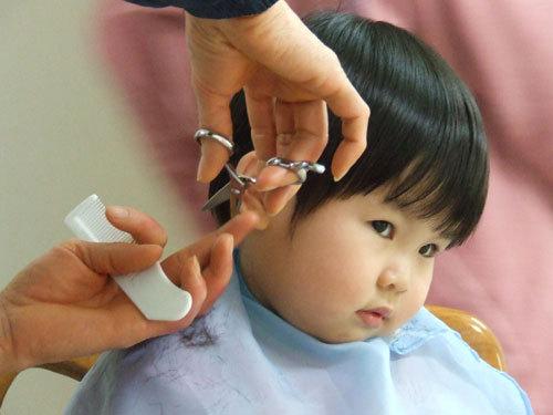 Thời Điểm Cắt Tóc Tại Nhà Cho Bé: Bí Quyết và Lời Khuyên 5 - cat toc cho be