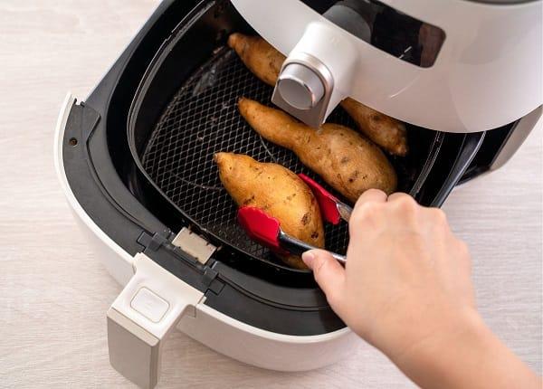 Cách nướng khoai lang bằng nồi chiên không dầu thơm ngon 1 nuong khoai lang bang noi chien khong dau